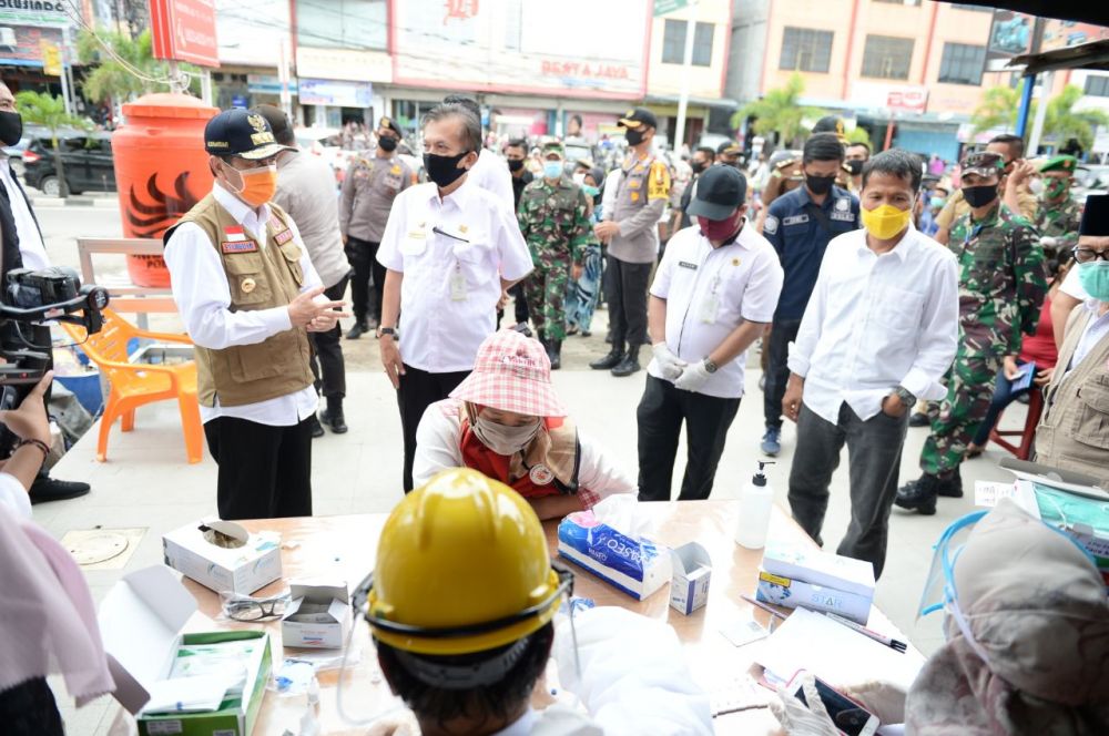 Gubernur Riau Syamsuar saat tinjau pelaksanaan PSBB di Kota Dumai.