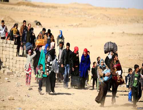 Warga mengungsi akibat perang di Mosul.