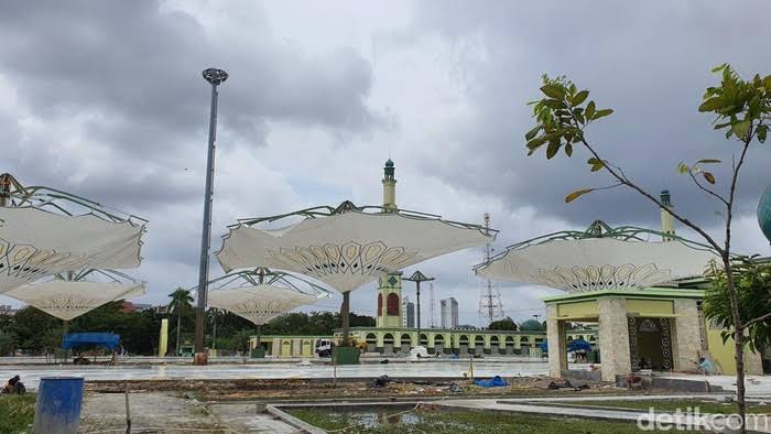 Proyek payung elektrik di kawasan Masjid Raya Annur Riau mangkrak.(foto: int)