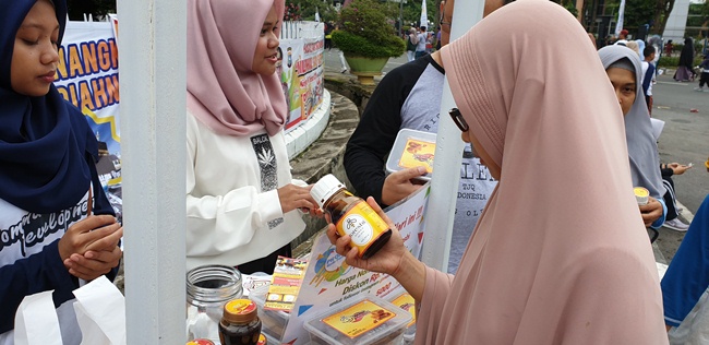 Booth yang menyediakan madu dari Rumah Madu Andalan Pangkalan Kerinci di area CFD
