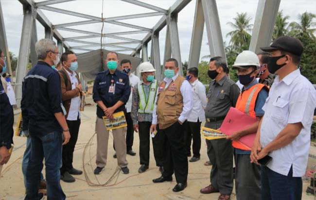 Wagubri H.Edy Natar bersama Pjs Bupati Rohul Masrul Kasmy, pantau pelaksanaan pembangunan jalan dan jembatan yang didanai APBD Riau di kawasan Kabupaten Rohul.