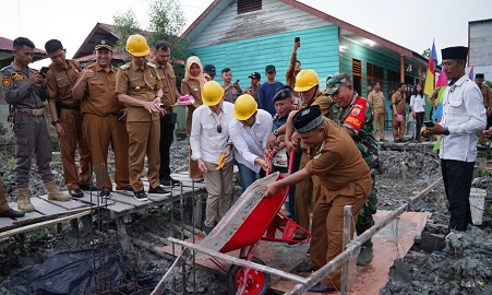 Bupati Rohil Afrizal Sintong dalam peletakan batu pertama pembangunan SMPN 003 Kecamatan Sinaboi (foto/afrizal)