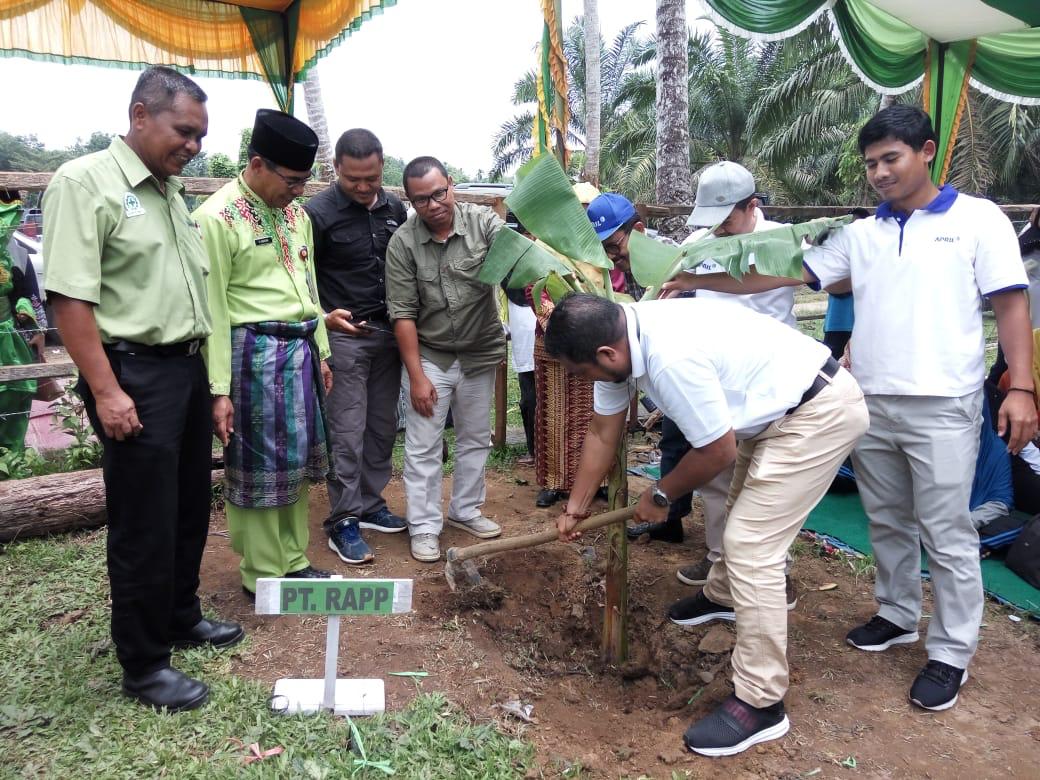  Bupati Kabupaten Kuansing, Mursini meresmikan kebun percontohan pisang kepok  yang ditaja LPPM UNRI yang berkerjasama dengan PT RAPP