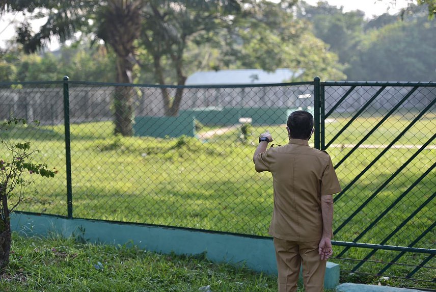 Gubernur Riau menyaksikan rusa bantuan dari Taman Rusa Bogor.