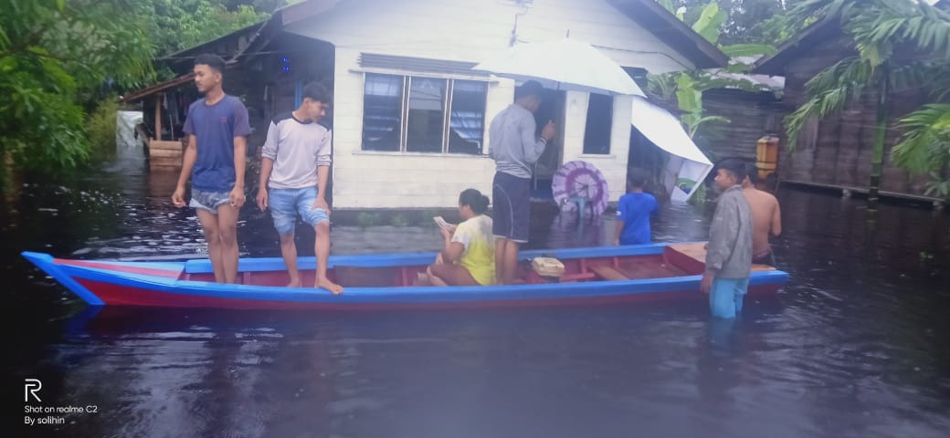 Warga Desa Dedap dievakuasi dengan menggunakan perahu. Banjir di desa tersebut mencapai ketinggian hampir dua meter.