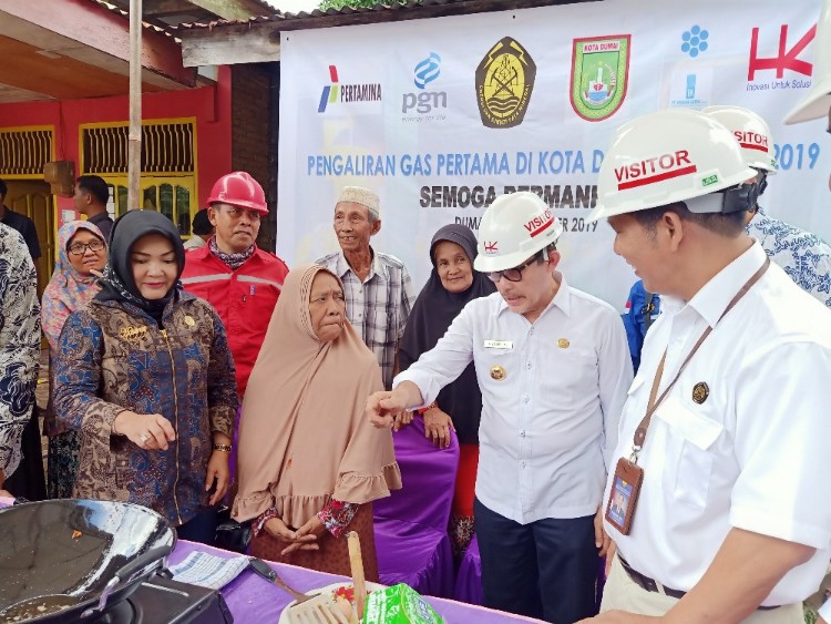 Walikota Dumai Drs H Zulkifli AS bersama Ibu Nurhayati warga Jalan Almubin RT 16 Kelurahan Teluk Binjai mencoba gas alam PGN dalam acara demo memasak.