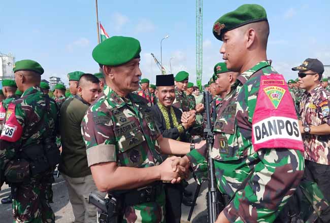 Pelepasan 450 personel Yonif 133/YS (Yuda Sakti) sebagai satuan tugas pengamanan perbatasan Republik Indonesia dengan Malaysia di wilayah Kalimantan Barat.