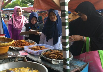 BPOM Dumai mengambil sampel makanan dan minuman di Pasar Ramadan untuk diuji lab.