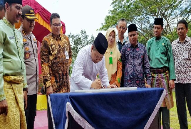 Bupati Kepulauan Meranti, Drs H Irwan MSi, saat melakukan peresmian Kantor Kas Syariah Bank Riau Kepri Kemenag Kepulauan Meranti, bertempat di Halaman Kantor Kemenag Kepulauan Meranti, pada Jumat (20/12/2019).