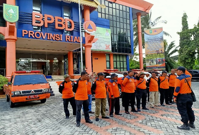 Personel BPBD Riau sebelum diterjunkan.