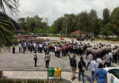  Apel pasukan pengamanan di depan kantor DPRD Riau. 