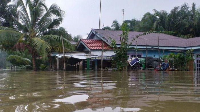 Genangan banjir di permukiman warga Desa Buluh Cina, Kecamatan Siak Hulu, Kabupaten Kampar, Riau. FOTO: Kompas.