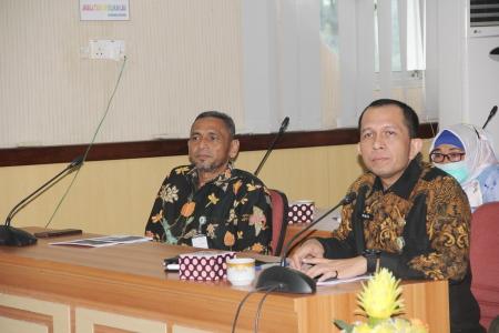Sekretaris Bappeda Rinto dan Staf Ahli Madya Perencana Jondi Indra Bustian saat menghadiri Konsultasi Publik KLHS RPJMD.