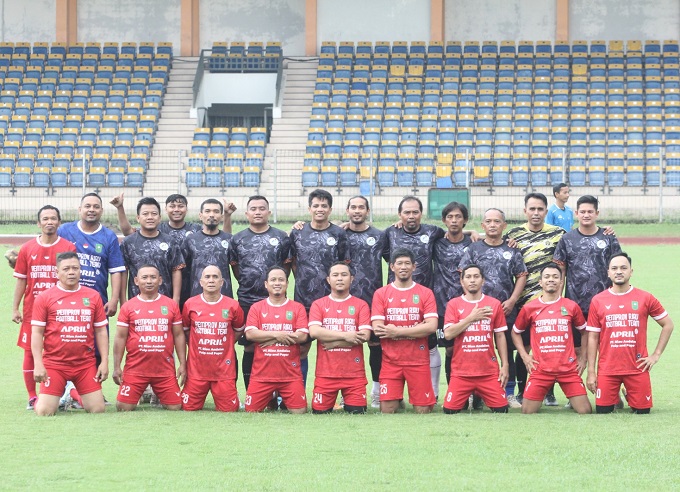 Tim Pemprov FC (merah) dan PWI Riau foto bersama sebelum laga persahabatan menyambut bulan suci Ramadan di Stadion Kaharudin Nasution, Rumbai, Jumat (8/3/2024).
