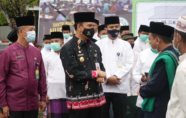 Pjs Bupati Siak Dr Indra Agus Lukman di Pondok Pesantren Nurul Furqon, Kampung Rawang Air Putih, Kecamatan Siak, Kamis (22/10/2020).