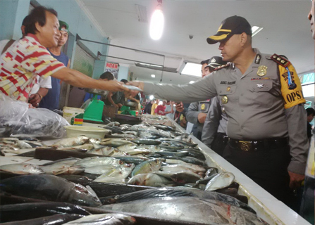  Kapolres Bengkalis AKBP Abas Basuni ketika menemukan ikan diduga busuk yang masih dijual pedagang di Pasar Terubuk Bengkalis, Selasa (20/6/2017).