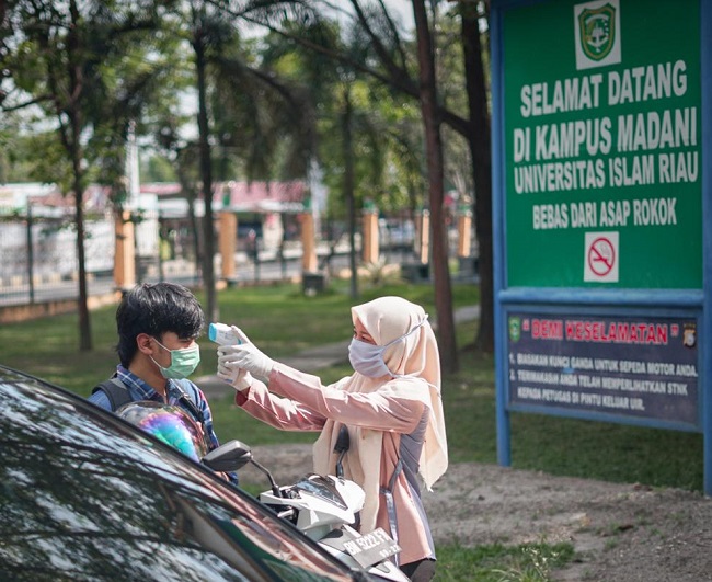 Pemeriksaan kesehatan Civitas Akademika Universitas Islam Riau di gate utama Jalan Kaharuddin Nasution Pekanbaru.