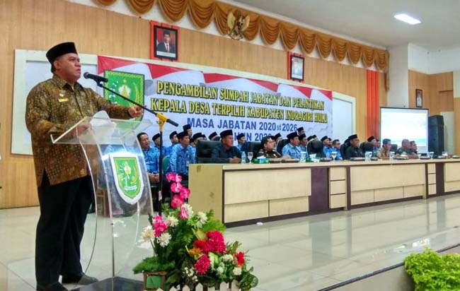  Bupati Inhu Yopi Arianto beri sambutan saat Pengambilan Sumpah dan Pelantikan Kades terpilih Kabupaten Inhu, Senin (17/2/2020).