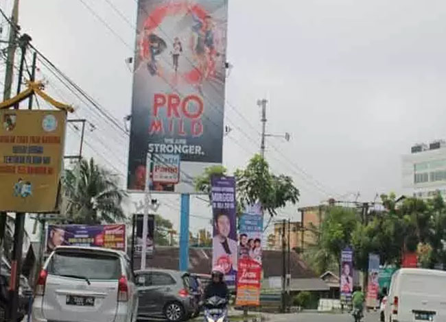 Iklan rokok di jalan protokol Pekanbaru.