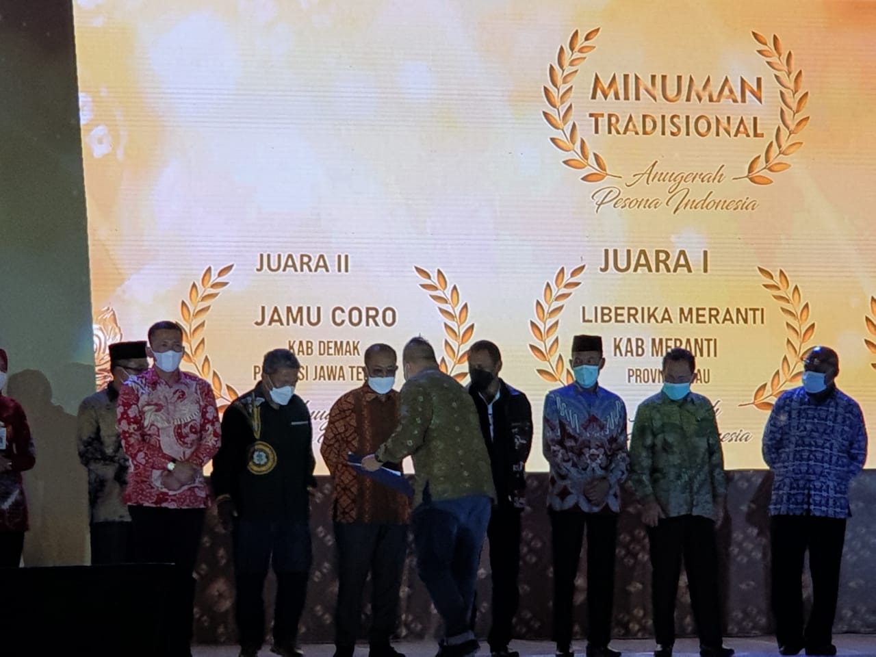 Bupati Kepulauan Meranti H Muhammad Adil menerima penghargaan atas telah diraihnya Kopi Liberika sebagai minuman tradisional terpopuler dalam ajang Anugerah Pesona Indonesia