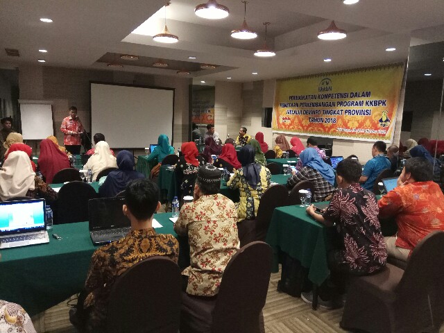 Partai peserta pelatihan Devinfo mendengarkan pemaparan Kepala Perwakilan BKKBN Provinsi Riau Agus Putro Proklamasi. 