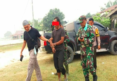 Tim gabungan TNI Polri, tangkap terduga pelaku pembakar lahan di Desa Tanjung Pauh Kecamatan Bonai Darussalam, kemudian diserahkan ke kepolisian untuk diproses hukum.