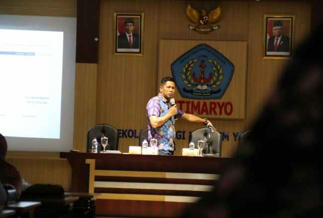 Penasehat Ikatan Alumni Sekolah Tinggi Maritim Yogyakarta, Mahmuzin Taher, saat memberikan kuliah umum di sekolah tinggi itu baru baru ini.