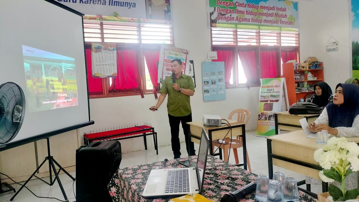 Penyampaian perkembangan dan rencana tindak lanjut pengembangan sekolah di salah satu SD di Kabupaten Kampar.(foto: istimewa)