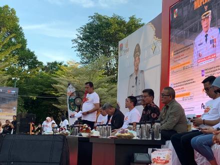 Pj Walikota Pekanbaru, Muflihun saat kegiatan konser Sua Pemuda di RTH Tugu Integritas Pekanbaru.(foto: dini/halloriau.com)