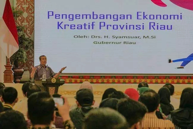 Gubernur Riau, Syamsuar ketika mengahadiri forum diskusi “Kreatifitas Beridentitas” di Gedung Daerah, Pekanbaru, Sabtu (18/1/2020).