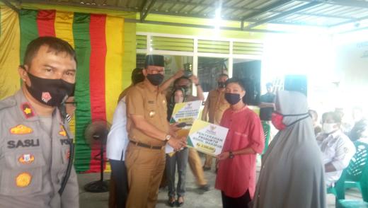 Bupati Suyatno menyerahkan bantuan secara simbolis kepada siswa yang berprestasi di kantor Baznas Rohil, Jalan Pahlawan, Bagansiapiapi, Selasa (21/7).