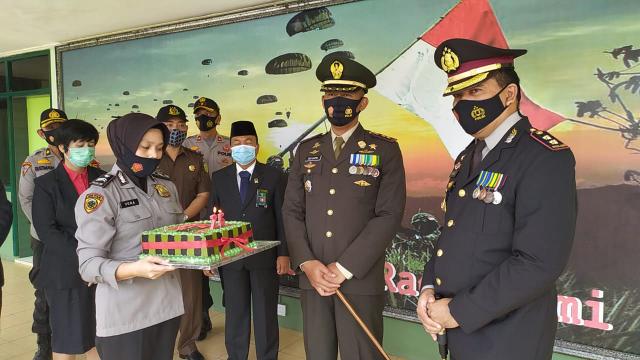 Kapolres Indragiri Hulu dan sejumlah pimpinan Forkopimda Inhu dan Pejabat Utama Polres Inhu serahkan kue Ulang Tahun ke-75 TNI di Makodim 0302 