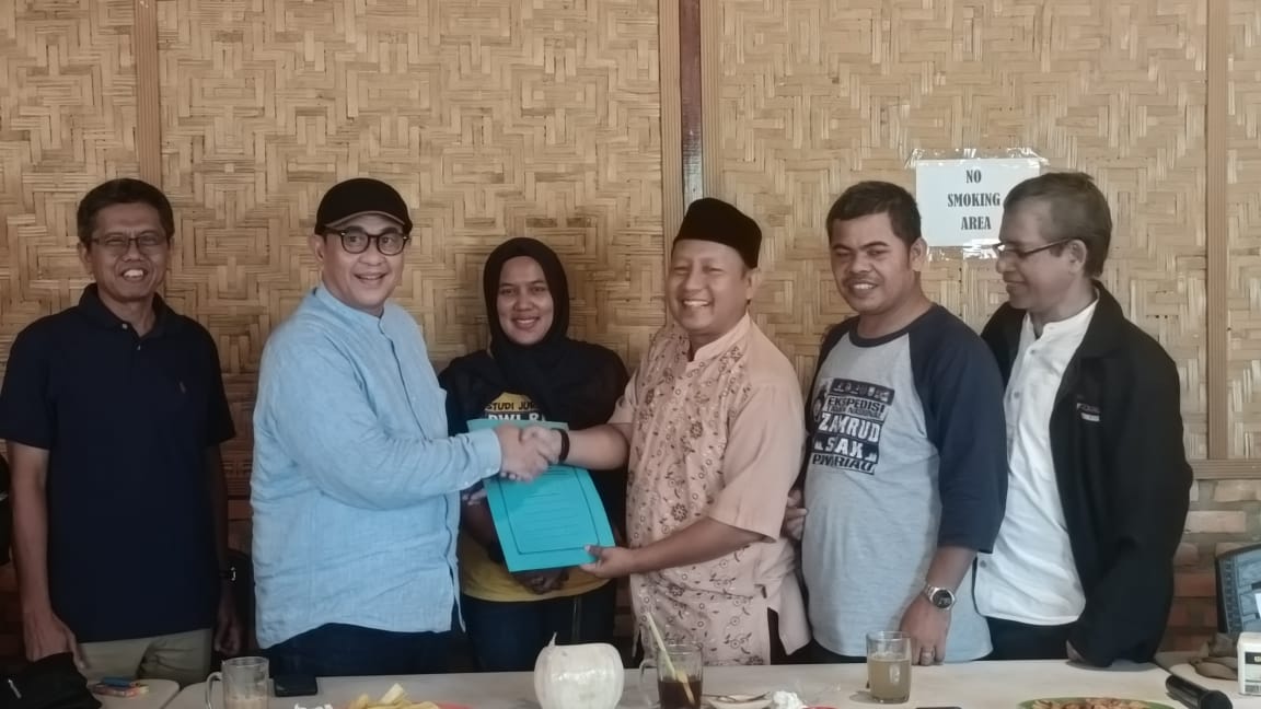 Ketua PWI Riau, Zulmansyah Sekedang bersama para panitia HPN 2023 Riau.(foto: istimewa)