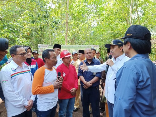 Gubernur Riau H. Syamsuar berdialog dengan ketua kelompok tani Tunas Makmur binaan Pertamina RU II saat meninjau kawasan Arboretum Gambut, Jumat (11/10/2019). FOTO: Bambang