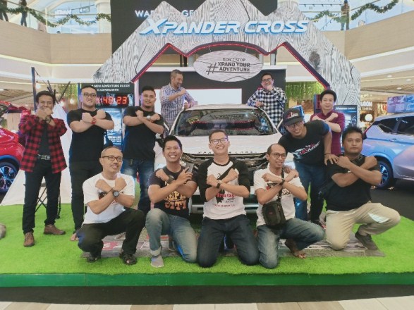 Manajemen MMKSI foto bersama komunitas Xpander saat unvilling Xpander Cross di Living World Pekanbaru