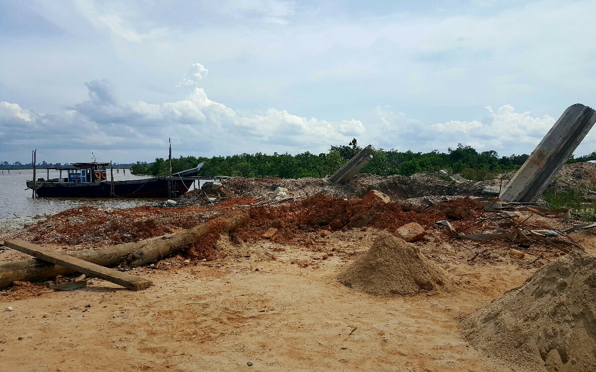 Terlihat jejak jarahan berupa kerukan tampak pada tumpukan base di kawasan pelabuhan Dorak yang mangkrak. 