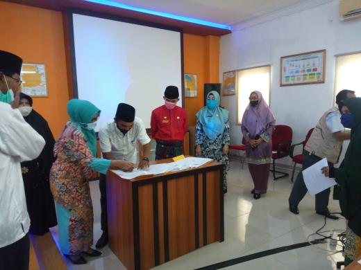 Asisten II Setdakab Rohil, Rahmatul Zamri menyaksikan penandatanganan MoU antra DP2KBP3A dengan salah satu intansi terkait program rencana aksi daerah kabupaten layak anak.