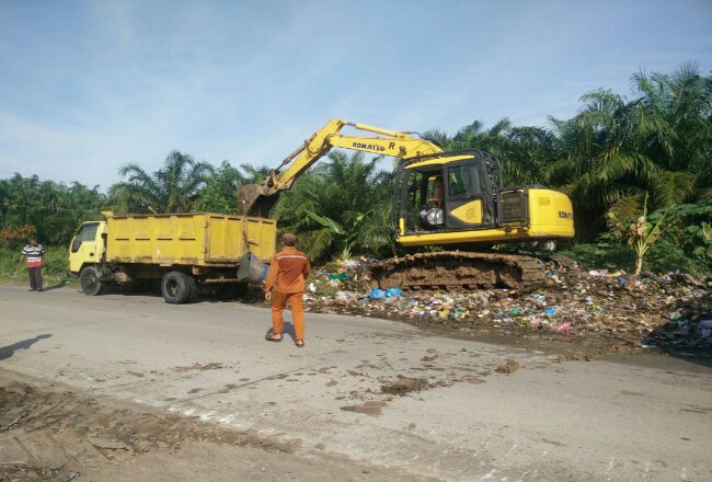 Truk pengangkut sampah DLHK Dumai tengah mengangkut sampah dari TPS Jalan Arifin Ahmad Dumai baru-baru ini.