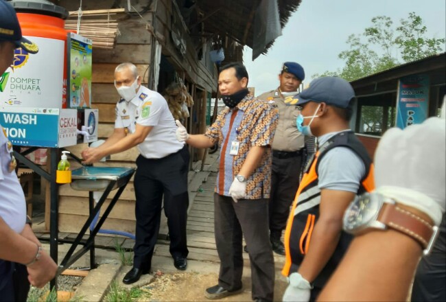 Dompet Dhuafa Riau melakukan berbagai upaya dalam rangka meminimalisir penyebaran virus corona di Riau menyediakan Stasiun Cuci Tangan.