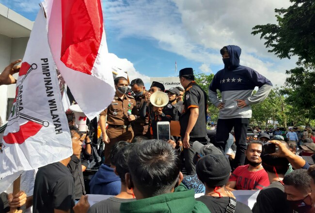 Saat unjuk rasa berlangsung di Kejati Riau.