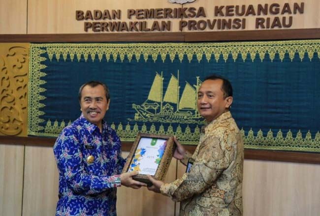Gubernur Riau Syamsuar saat menyerahkan LKPD ke BPK Riau.