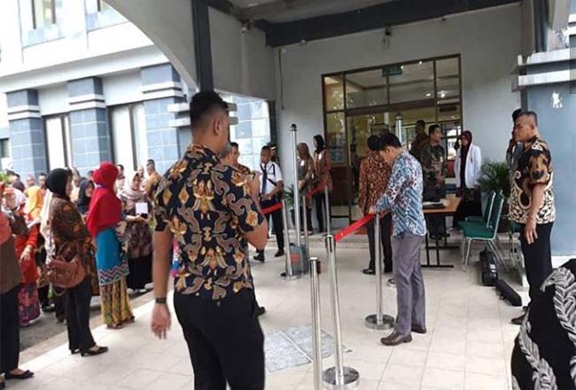 Penjagaan ketat sebelum tamu masuk ke ruang Rektorat UIN Suska Riau.