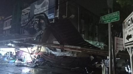 Tiang reklame besar tumbang di Jalan Nangka simpang Jalan Duyung (foto: cakaplah)