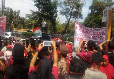 Demo Masyarakat Koto Aman, Tapung Hilir.