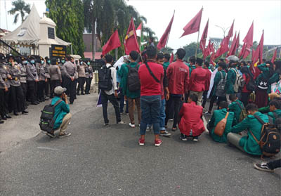 Massa Ikatan Mahasiswa Muhammadiyah (IMM) demo di depan Mapolda Riau. 