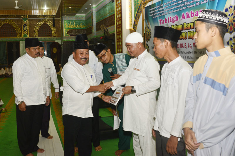 Asisten II H Heri Indra Putra mewakili Bupati Bengkalis menyerahkan hadiah bagi rumah ibadah pemenang lomba Pawai Takbir Idul Adha 1439 H-2018 M, Senin 10 September di Mesjid Agung Istiqomah Bengkalis.