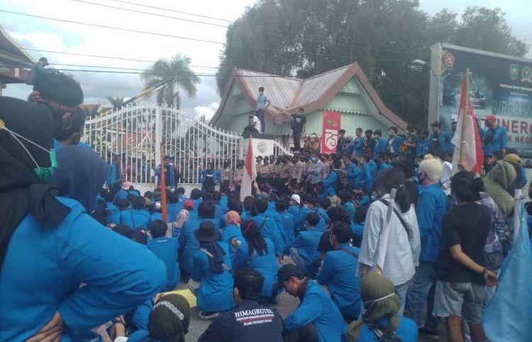 Demo tolak UU Cipta Kerja di DPRD Riau kemarin.