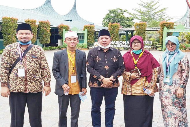 Karo Kesra Riau Zulkifli (tengah) foto bersama dengan qari dan qariah Riau yang berprestasi pada MTQ Nasional XXVIII di Sumbar, Jumat (20/11/2020). Foto: Riaupos