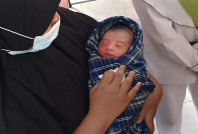 Bayi laki-laki ditemukan warga di pinggi Jalan Delima, Pekanbaru.