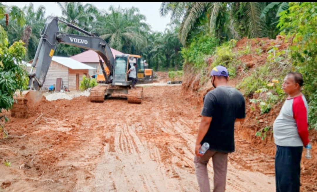 Alat berat milik PT SSL membuka jalan lingkungan Desa Batas Kecamatan Tambusai sepanjang 2 Km dari program CSR. 